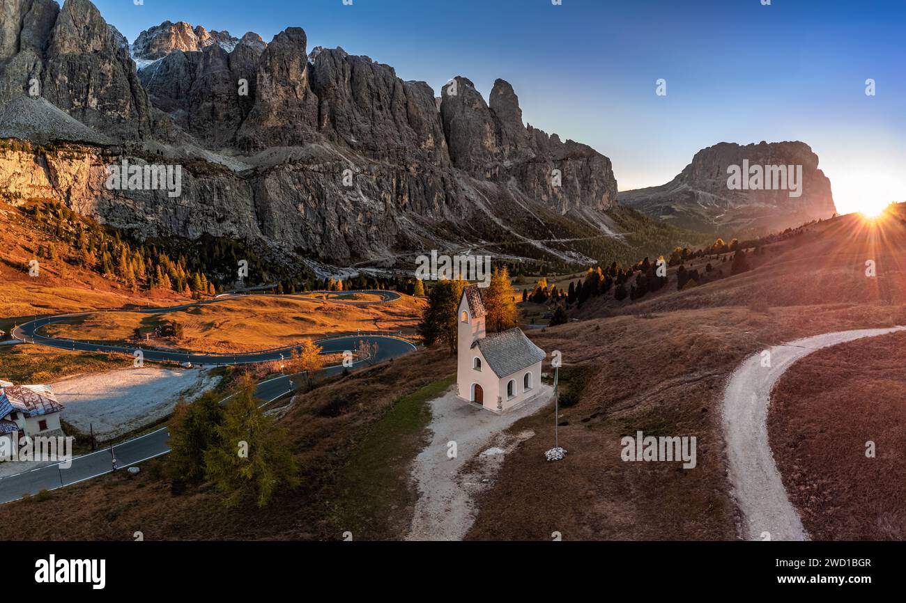 Tyrol du Sud, Italie - vue panoramique aérienne de la chapelle de San Maurizio (Cappella Di San Maurizio) au col du Passo Gardena dans les Dolomites italiennes Banque D'Images