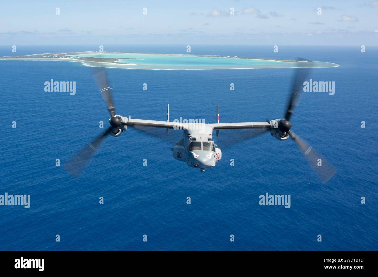 Un MV-22B Osprey survole Wake Island. Banque D'Images