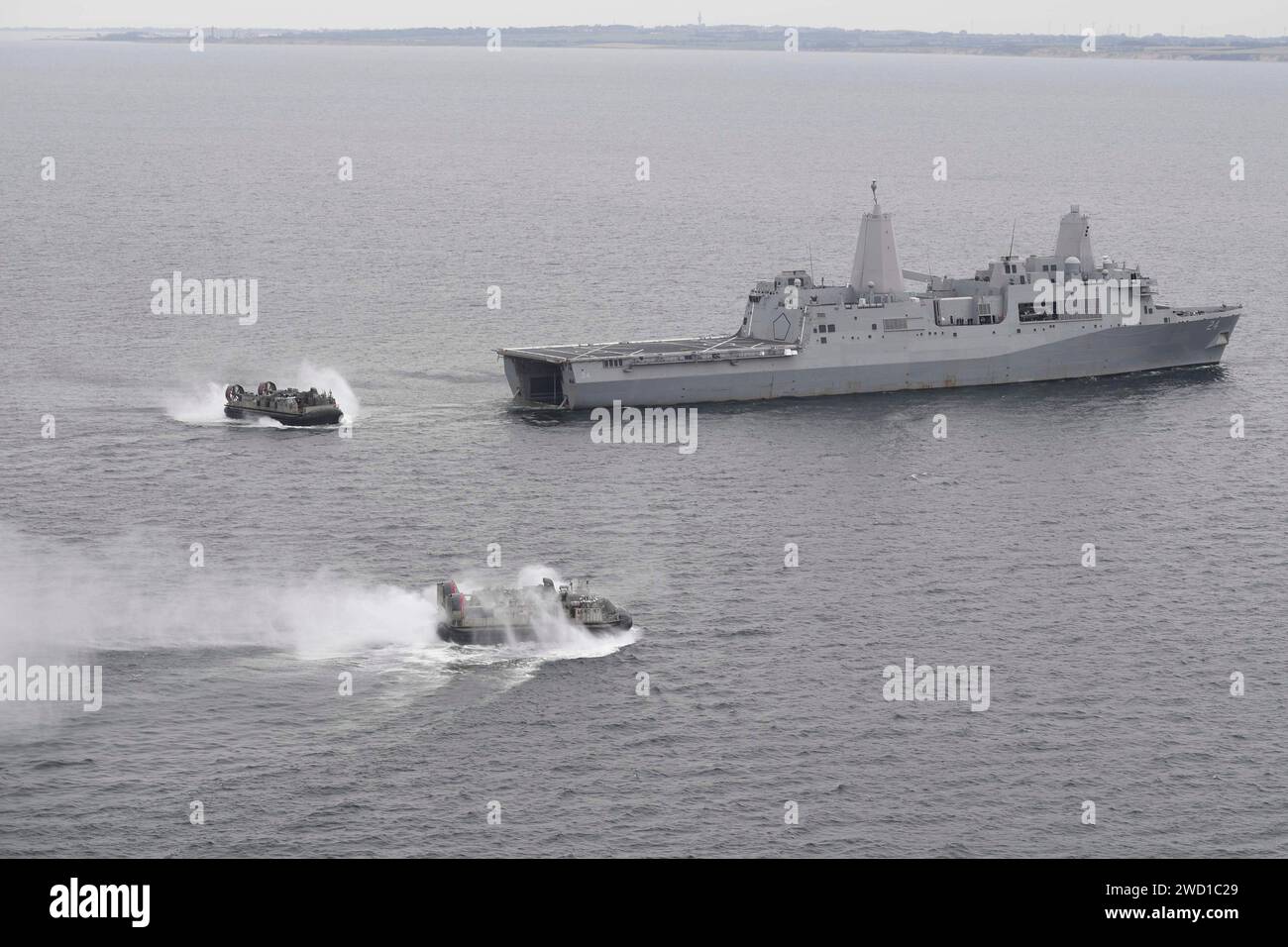 Landing Craft Air Cushion quitte le navire de transport amphibie USS Arlington Banque D'Images