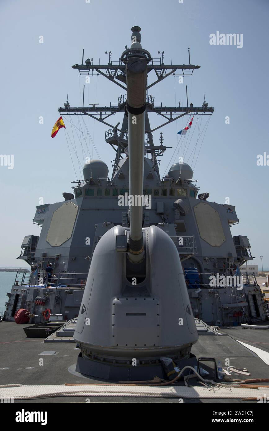 Le destroyer de missiles guidés de classe Arleigh Burke USS Carney quitte Rota, en Espagne. Banque D'Images