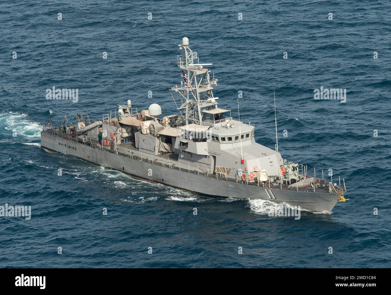 Le navire de patrouille côtier USS Whirlwind transite dans le golfe Persique. Banque D'Images