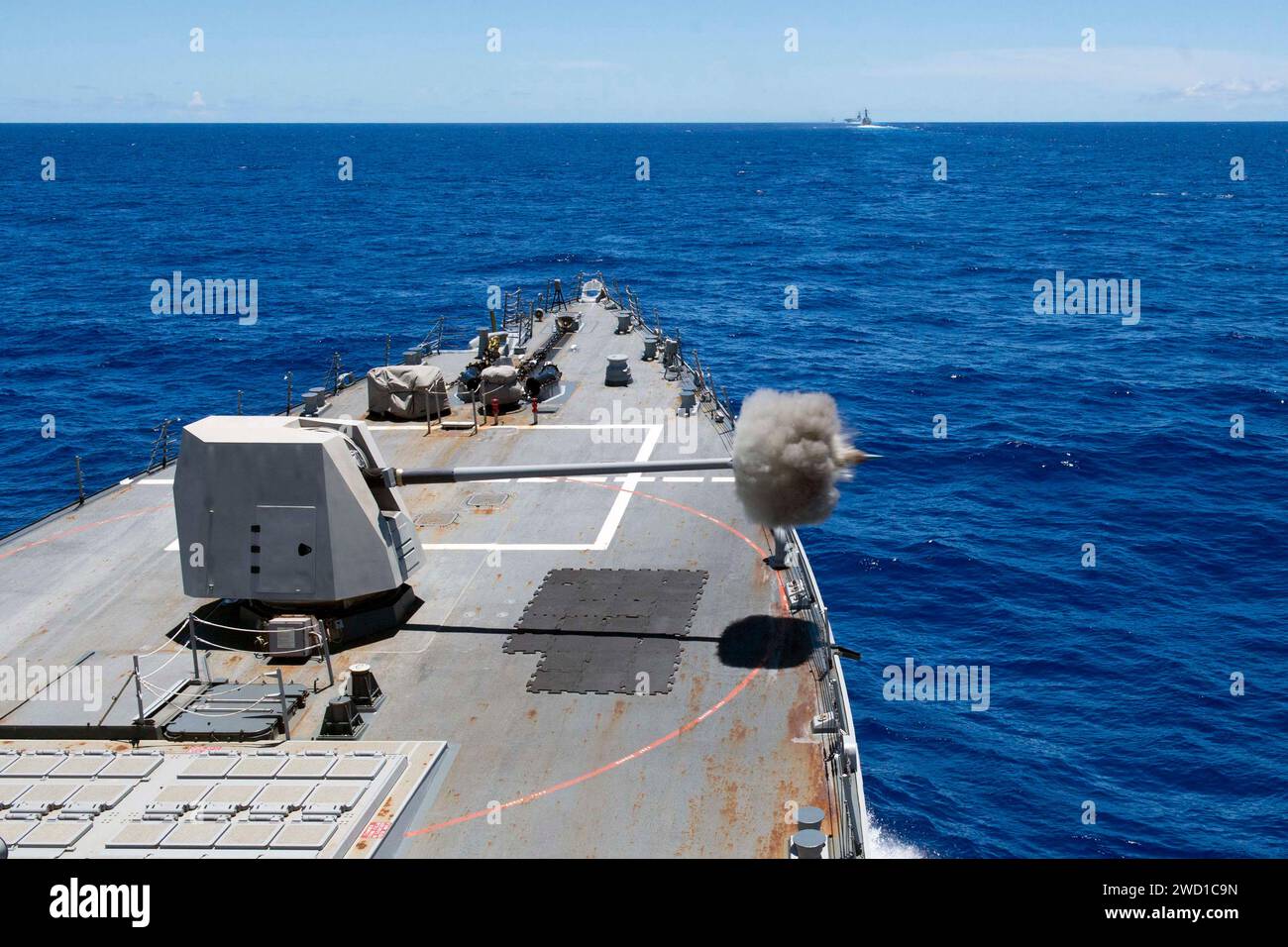 Le destroyer à missiles guidés USS Howard tire son canon Mark 45 5 pouces. Banque D'Images