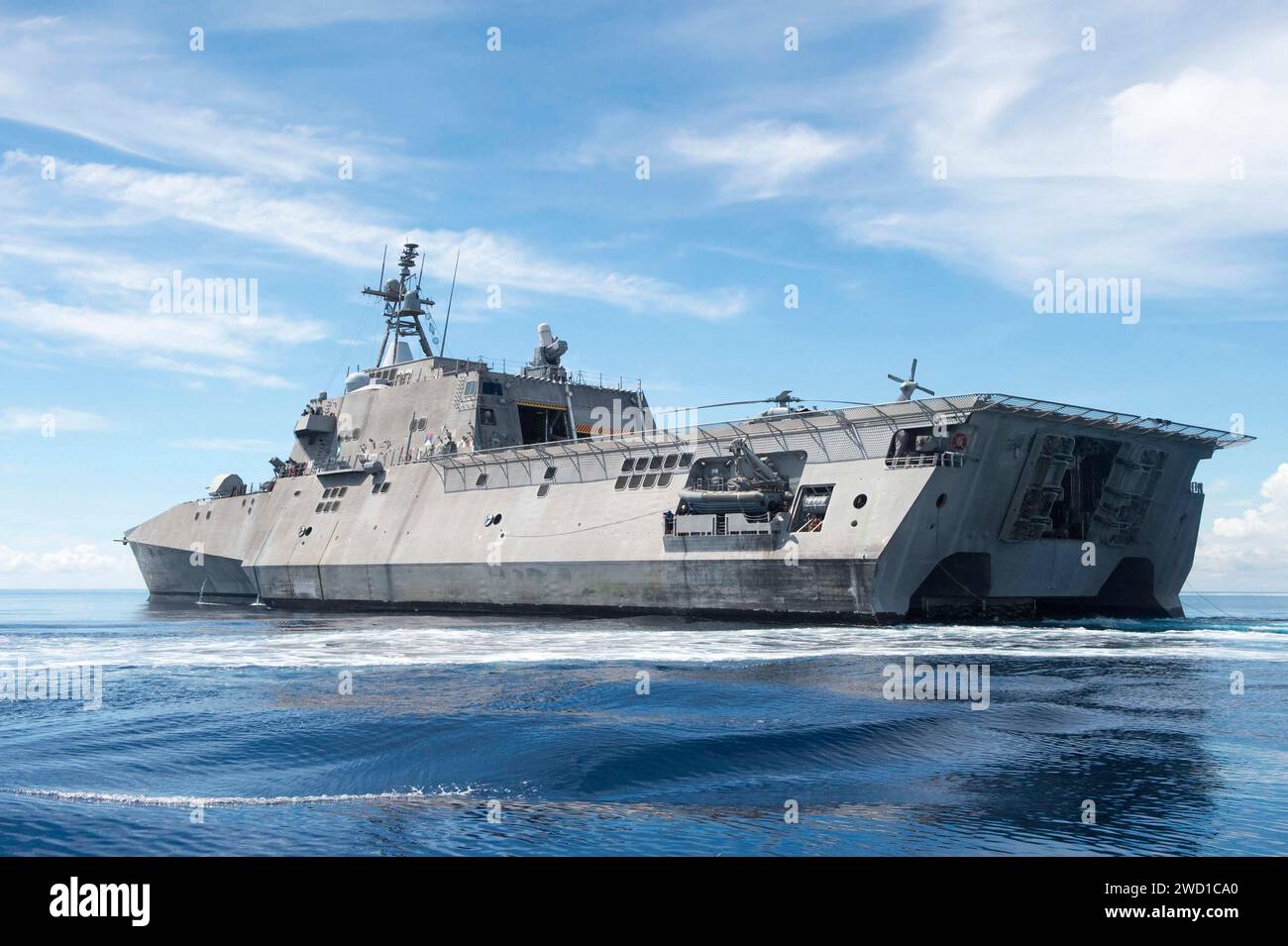 Le navire de combat côtier USS Coronado transite par la mer de Bohol. Banque D'Images