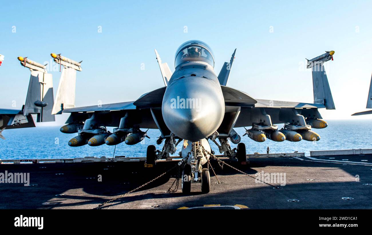 Un F/A-18F Super Hornet est entièrement chargé avec 10 bombes GBU-32 1 000 livres. Banque D'Images