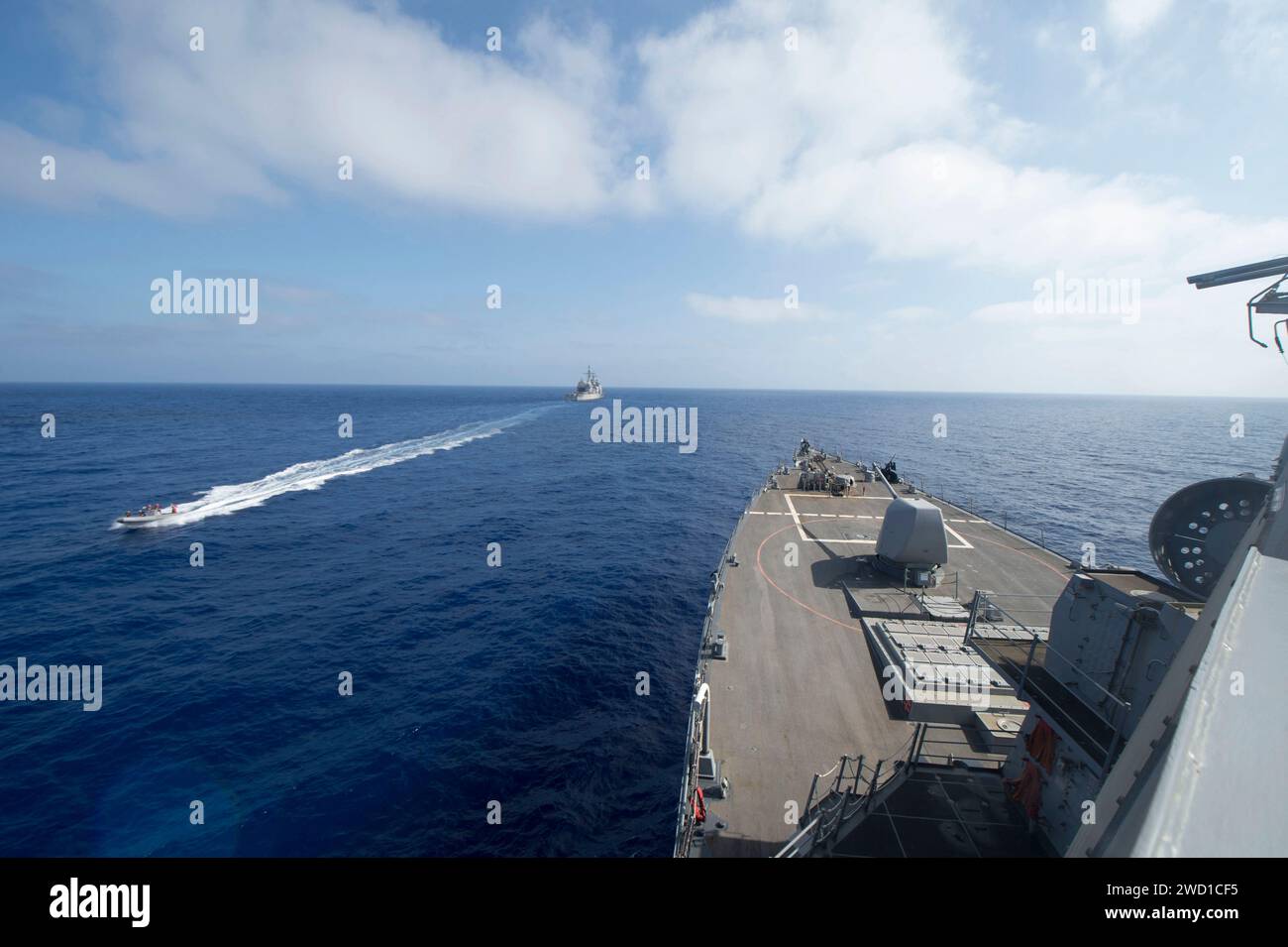 Un bateau pneumatique à coque rigide retourne à l'USS Carney depuis le croiseur USS Philippine Sea. Banque D'Images