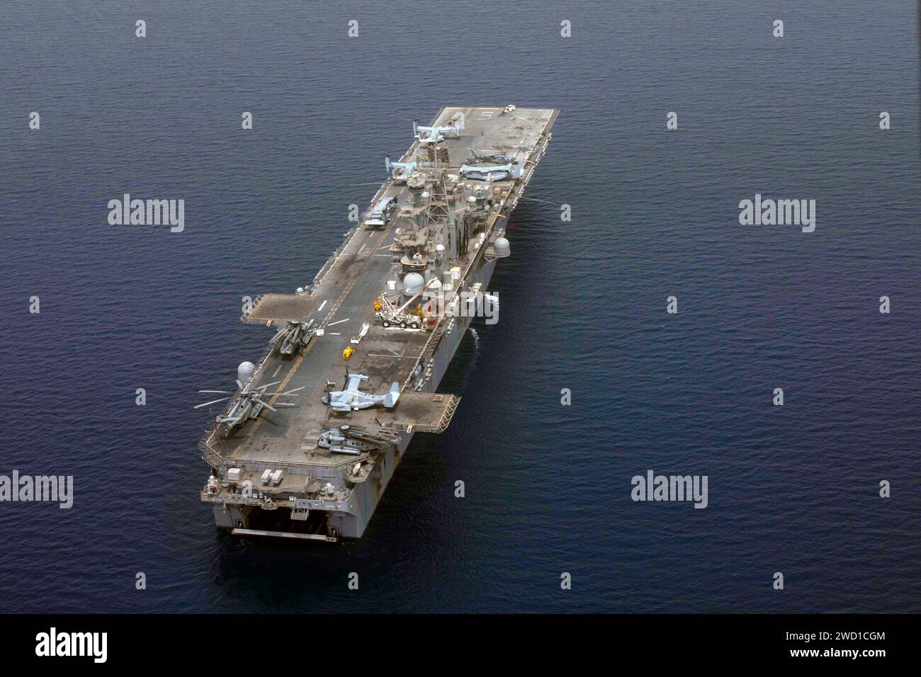 Le navire d'assaut amphibie USS Bataan transite dans la zone d'opérations de la 5e flotte américaine. Banque D'Images