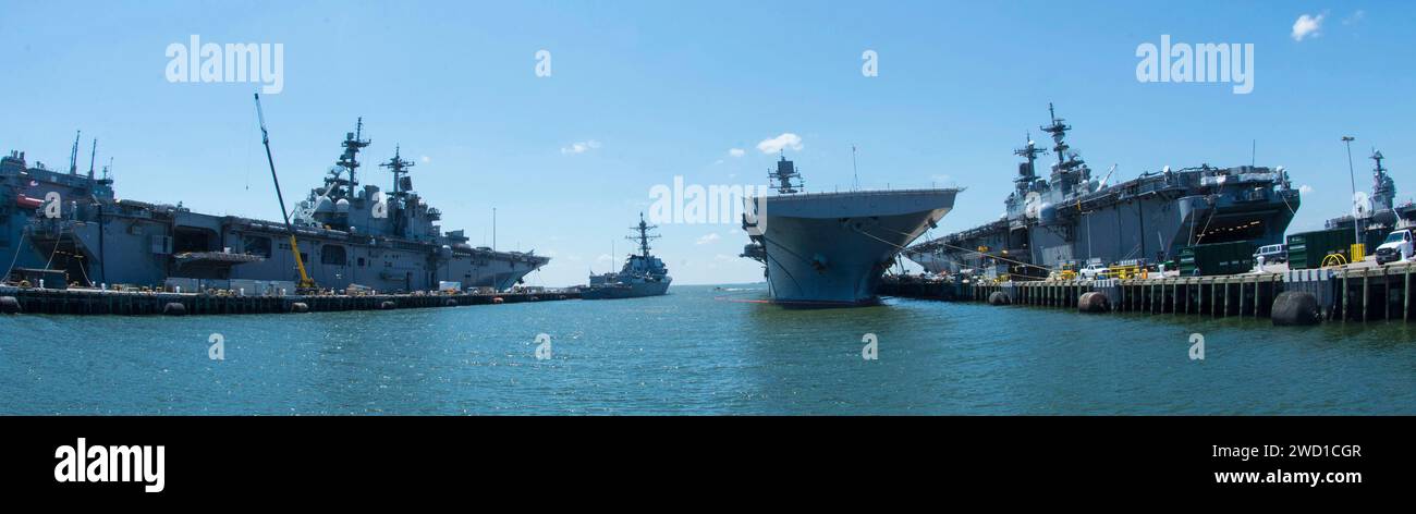 Les USS Wasp, USS Iwo Jima et USS Kearsarge sont amarrés à la base navale de Norfolk, en Virginie. Banque D'Images