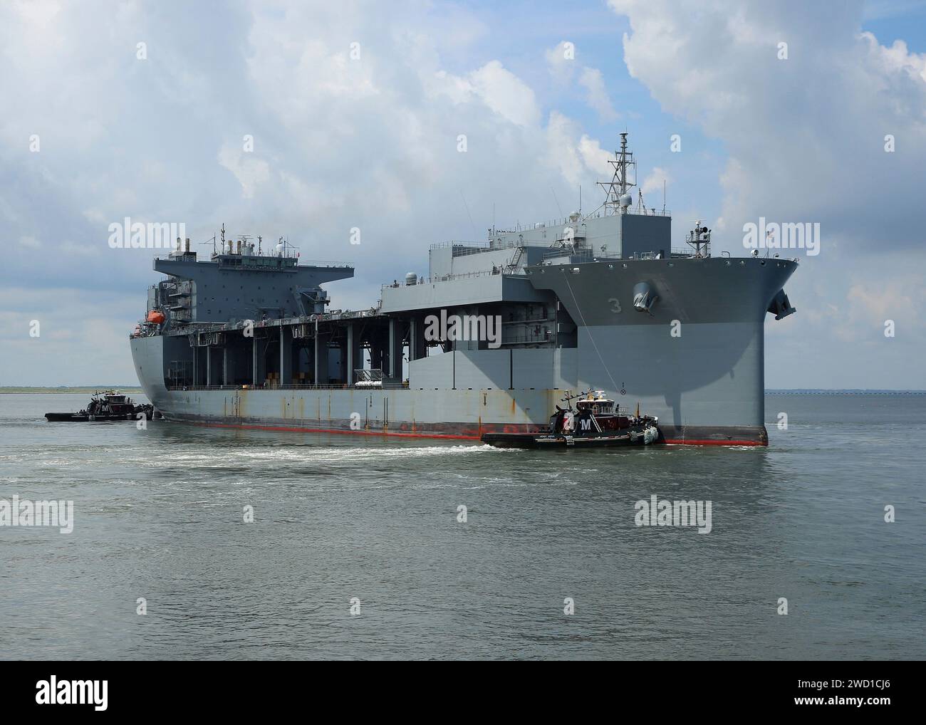 L'USNS Lewis B. Puller quitte la base navale de Norfolk pour son premier déploiement opérationnel. Banque D'Images