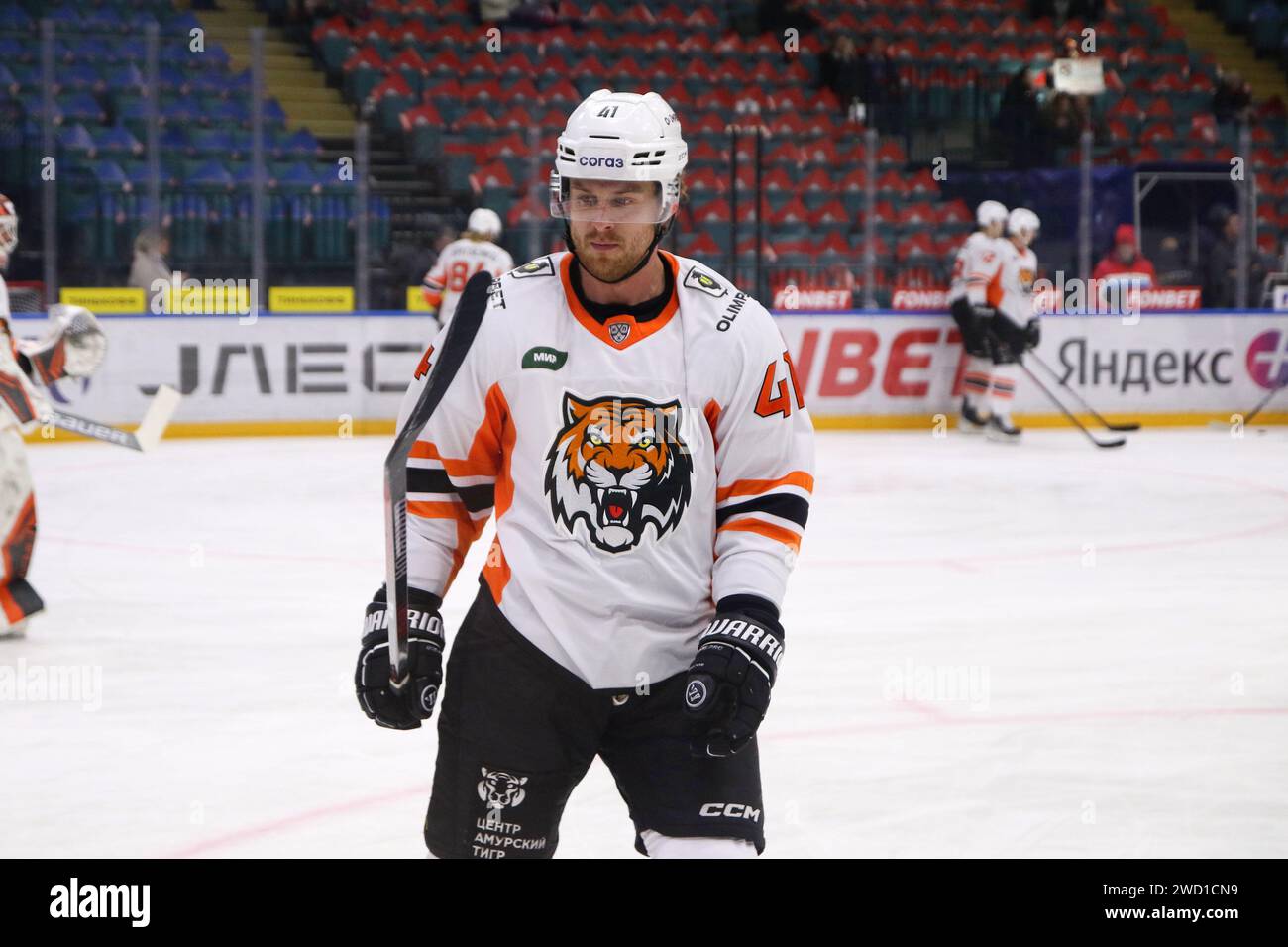 Saint-Pétersbourg, Russie. 17 janvier 2024. Joueur du club de hockey de l'Amour, Viktor Baldayev (41) vu lors de la Ligue de hockey Kontinental, saison régulière KHL 2023 - 2024 entre SKA Saint Petersburg et Amour Khabarovsk au Palais des sports de glace. (Score final ; SKA Saint Petersburg 6:2 Amur Khabarovsk) crédit : SOPA Images Limited/Alamy Live News Banque D'Images