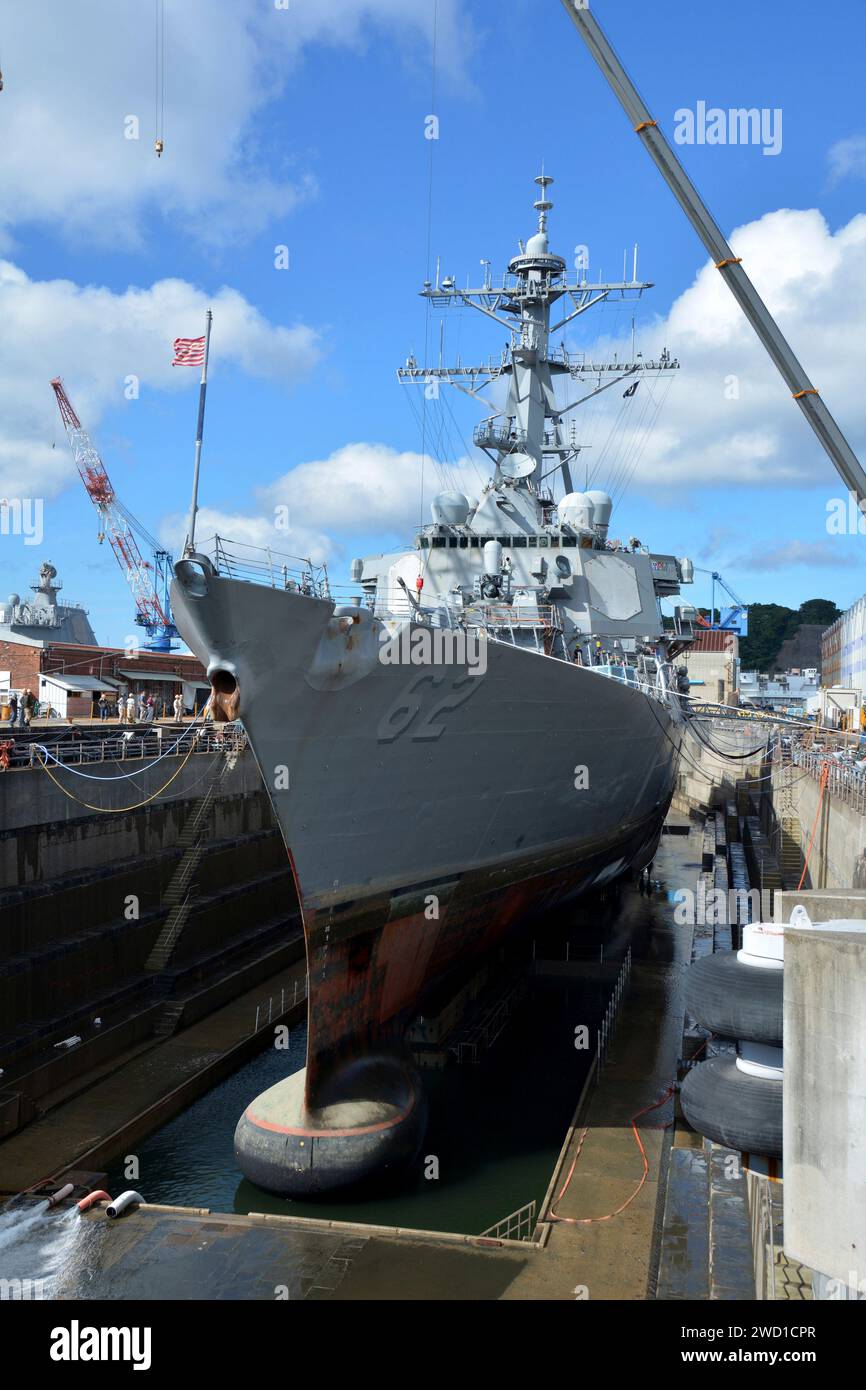 Yokosuka, Japon (11 juillet 2017) le destroyer à missiles guidés de classe Arleigh Burke USS Fitzgerald (DDG 62) est installé dans la cale sèche 4 à Fleet Activities (FLEAC Banque D'Images