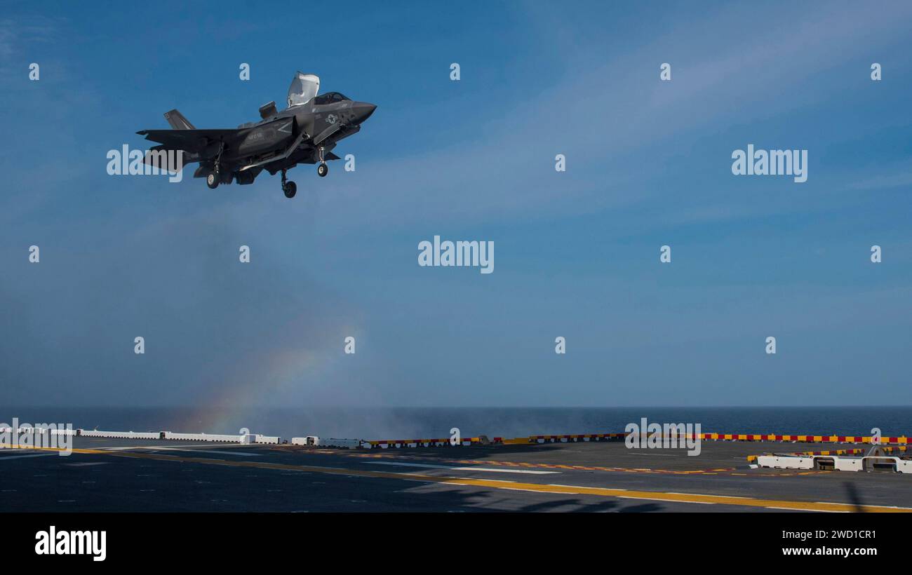 Un F-35B Lightning II atterrit sur le pont d'envol de l'USS Wasp. Banque D'Images
