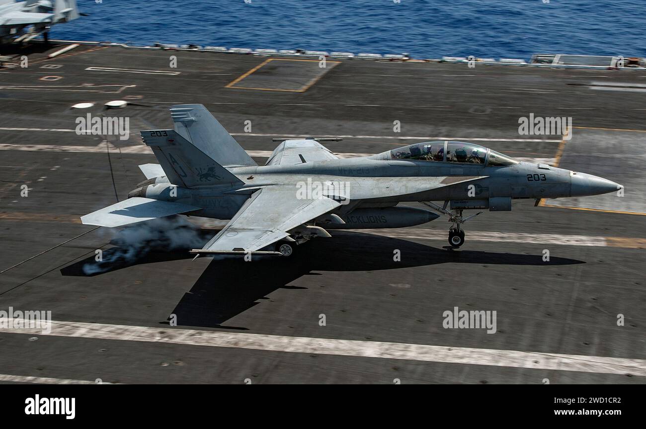 Un F/A-18F Super Hornet atterrit à bord du porte-avions USS George H.W. Bush. Banque D'Images