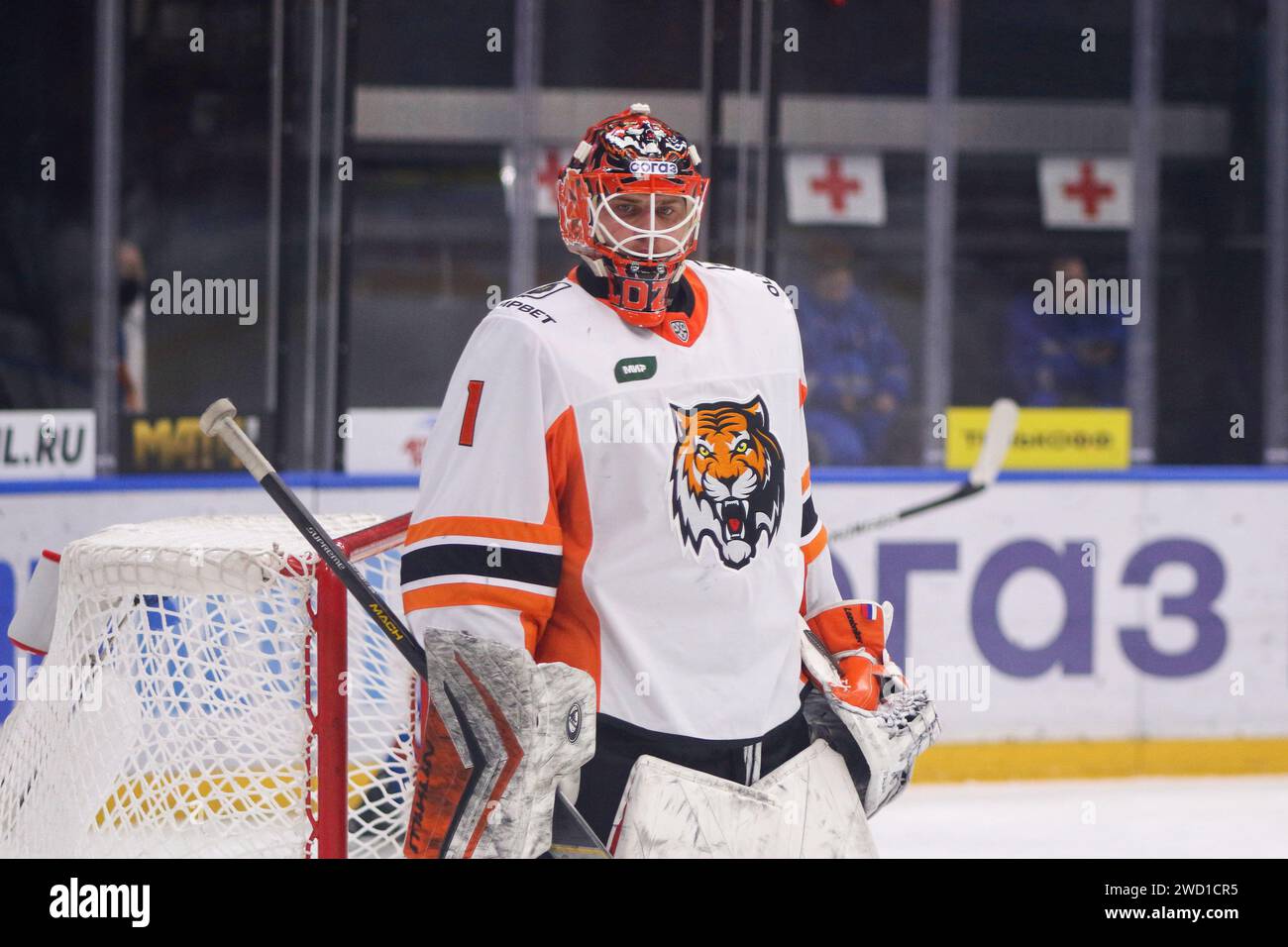 Saint-Pétersbourg, Russie. 17 janvier 2024. Joueur du club de hockey de l'Amour, Dmitry Lozebnikov (1) vu lors de la Ligue de hockey Kontinental, saison régulière KHL 2023 - 2024 entre SKA Saint Petersburg et Amour Khabarovsk au Palais des sports de glace. (Score final ; SKA Saint-Pétersbourg 6:2 Amur Khabarovsk) (photo Maksim Konstantinov/SOPA Images/Sipa USA) crédit : SIPA USA/Alamy Live News Banque D'Images