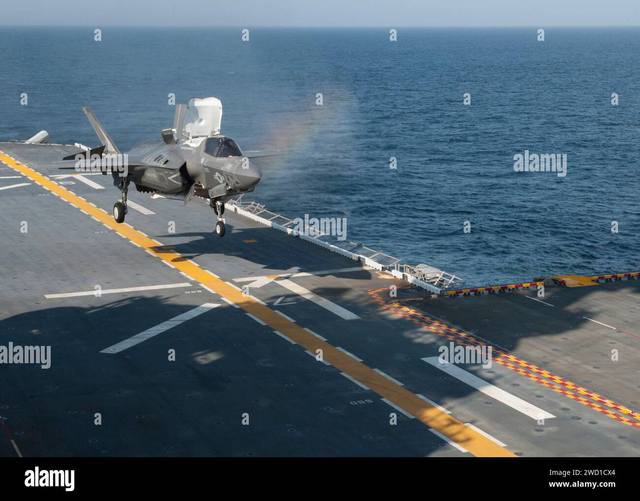 Un chasseur d'attaque mixte F-35B Lightning II atterrit sur le pont d'envol de l'USS Wasp. Banque D'Images