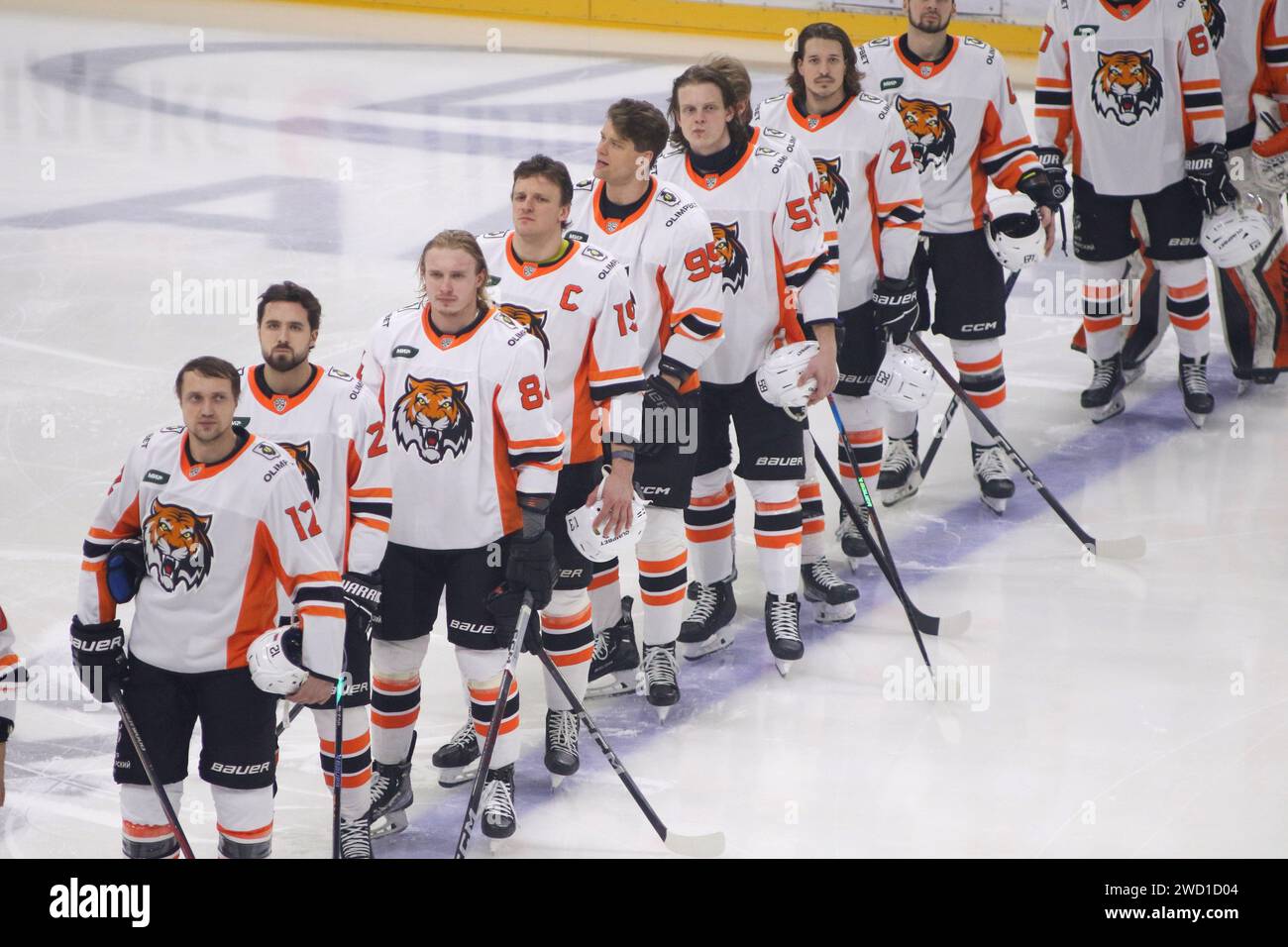 Saint-Pétersbourg, Russie. 17 janvier 2024. Les joueurs du club de hockey de l'Amour se sont alignés lors de la Ligue de hockey Kontinental, saison régulière KHL 2023 - 2024 entre SKA Saint-Pétersbourg et Amur Khabarovsk au Palais des sports de glace. (Score final ; SKA Saint-Pétersbourg 6:2 Amur Khabarovsk) (photo Maksim Konstantinov/SOPA Images/Sipa USA) crédit : SIPA USA/Alamy Live News Banque D'Images