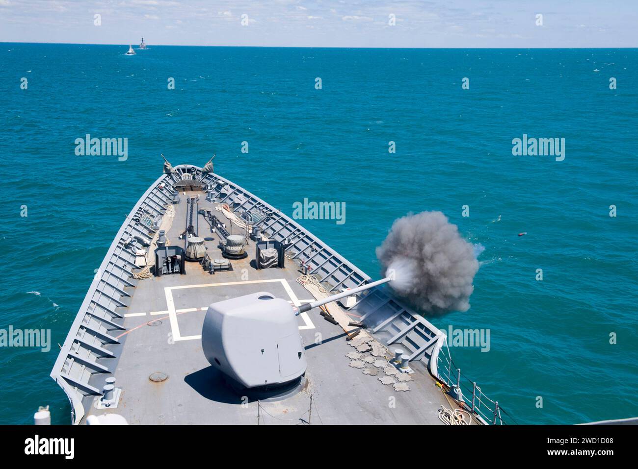 Le croiseur de missiles guidés USS Hue City tire son canon Mark 86 5 pouces dans la mer Noire. Banque D'Images