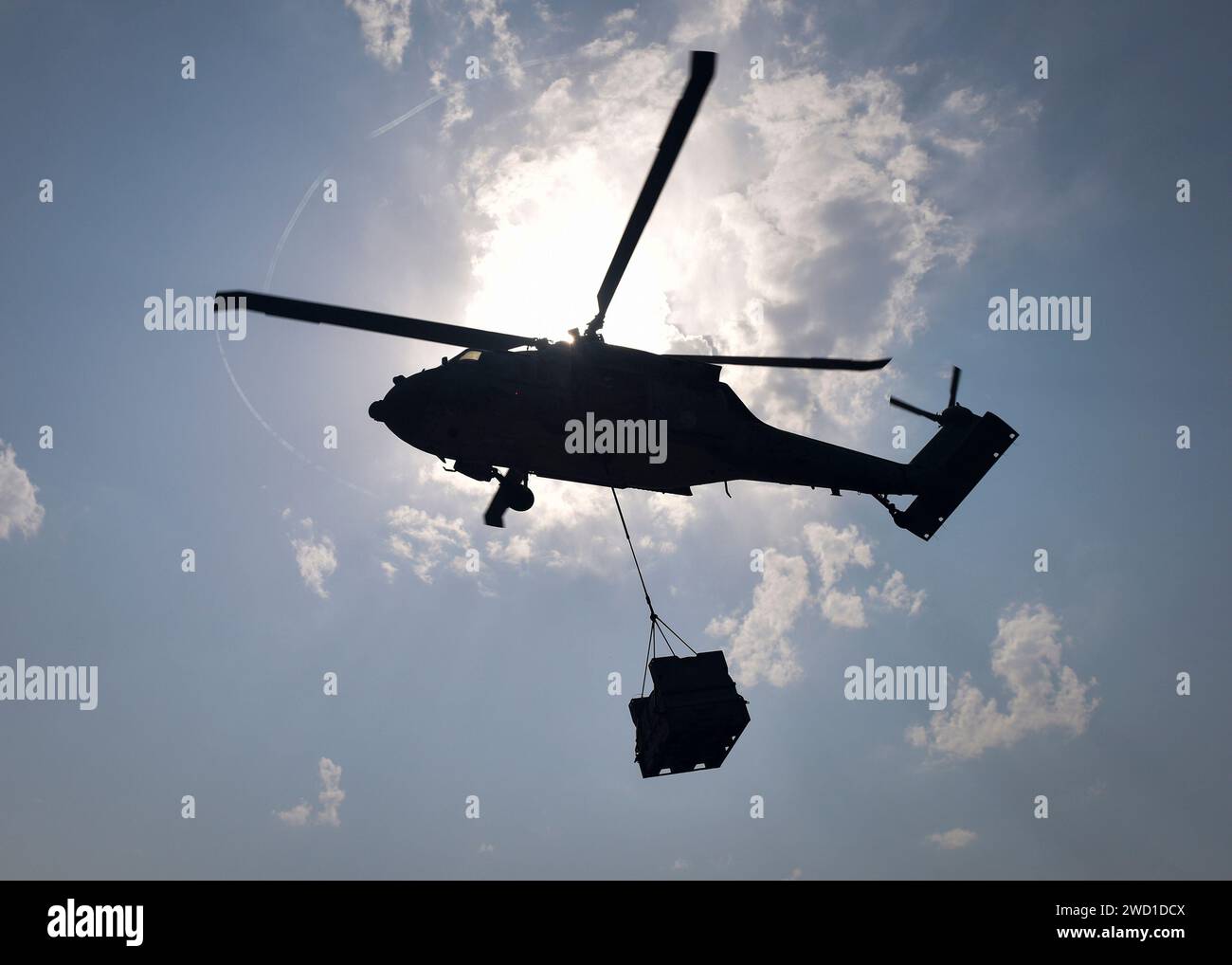 Un hélicoptère MH-60S Sea Hawk livre des fournitures lors d'un réapprovisionnement en mer. Banque D'Images
