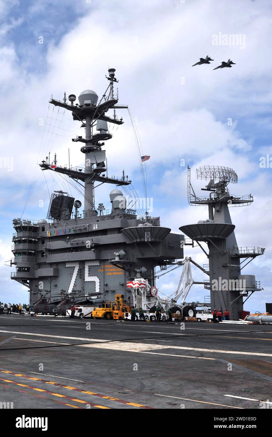 Les F/A-18 Super Hornets survolent le pont d'envol du porte-avions USS Harry S. Truman. Banque D'Images