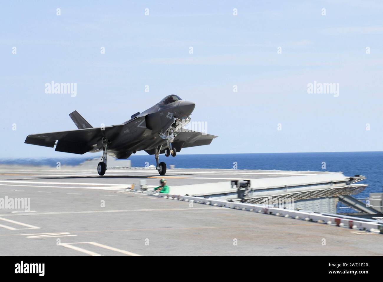 Un F-35C Lightning II s'éloigne du pont d'envol de l'USS Abraham Lincoln. Banque D'Images