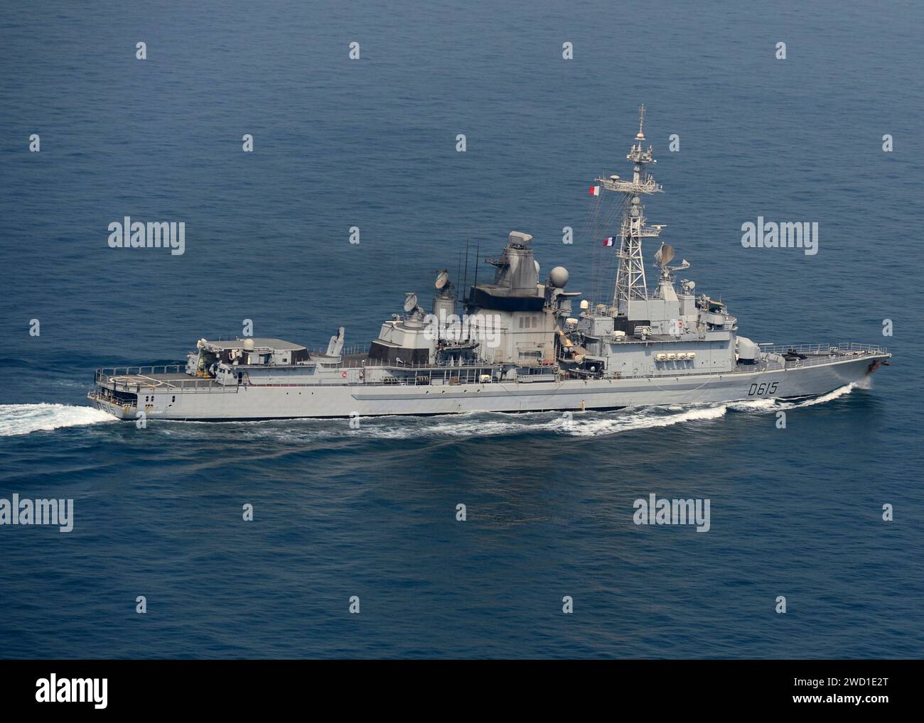 Le destroyer de défense aérienne FS Jean Bart transite dans le golfe Persique. Banque D'Images