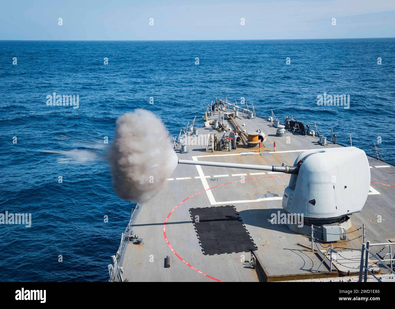 Le destroyer à missiles guidés USS Mitscher tire son canon Mark 45 5 pouces. Banque D'Images