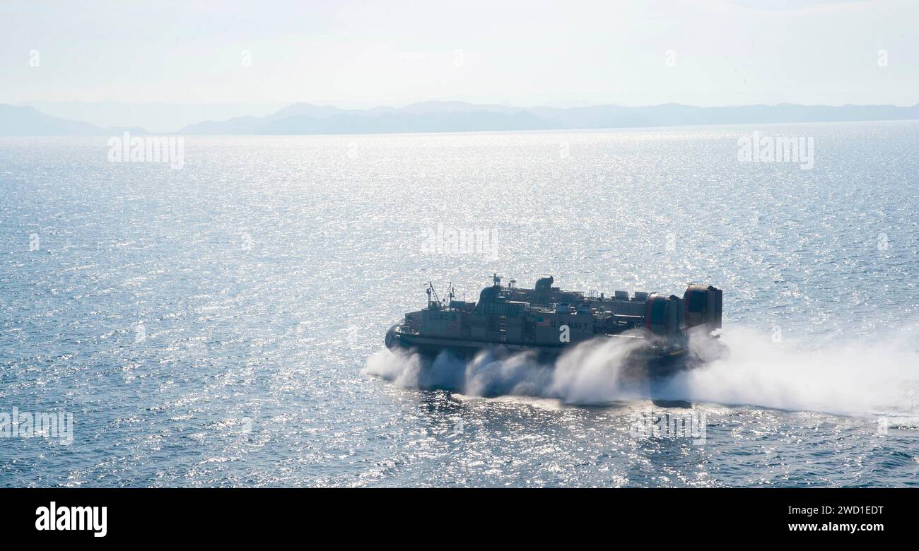 Le coussin d'air de l'embarcation de débarquement débarque du navire d'assaut amphibie USS Bonhomme Richard. Banque D'Images
