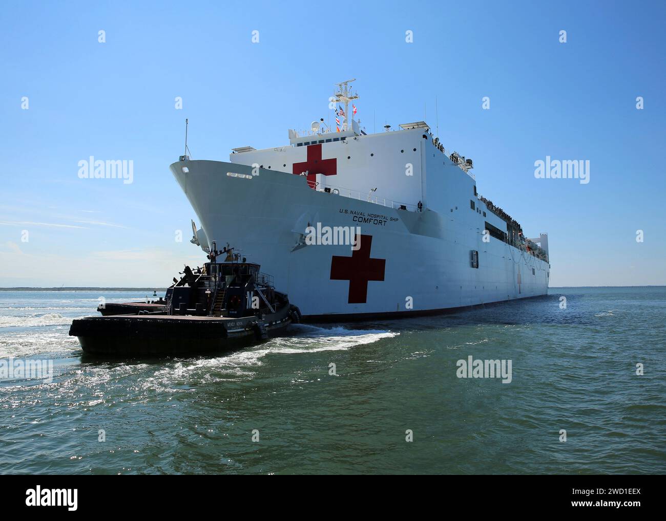 Le navire-hôpital USNS Comfort du Military Sealift Command quitte la base navale de Norfolk, en Virginie. Banque D'Images
