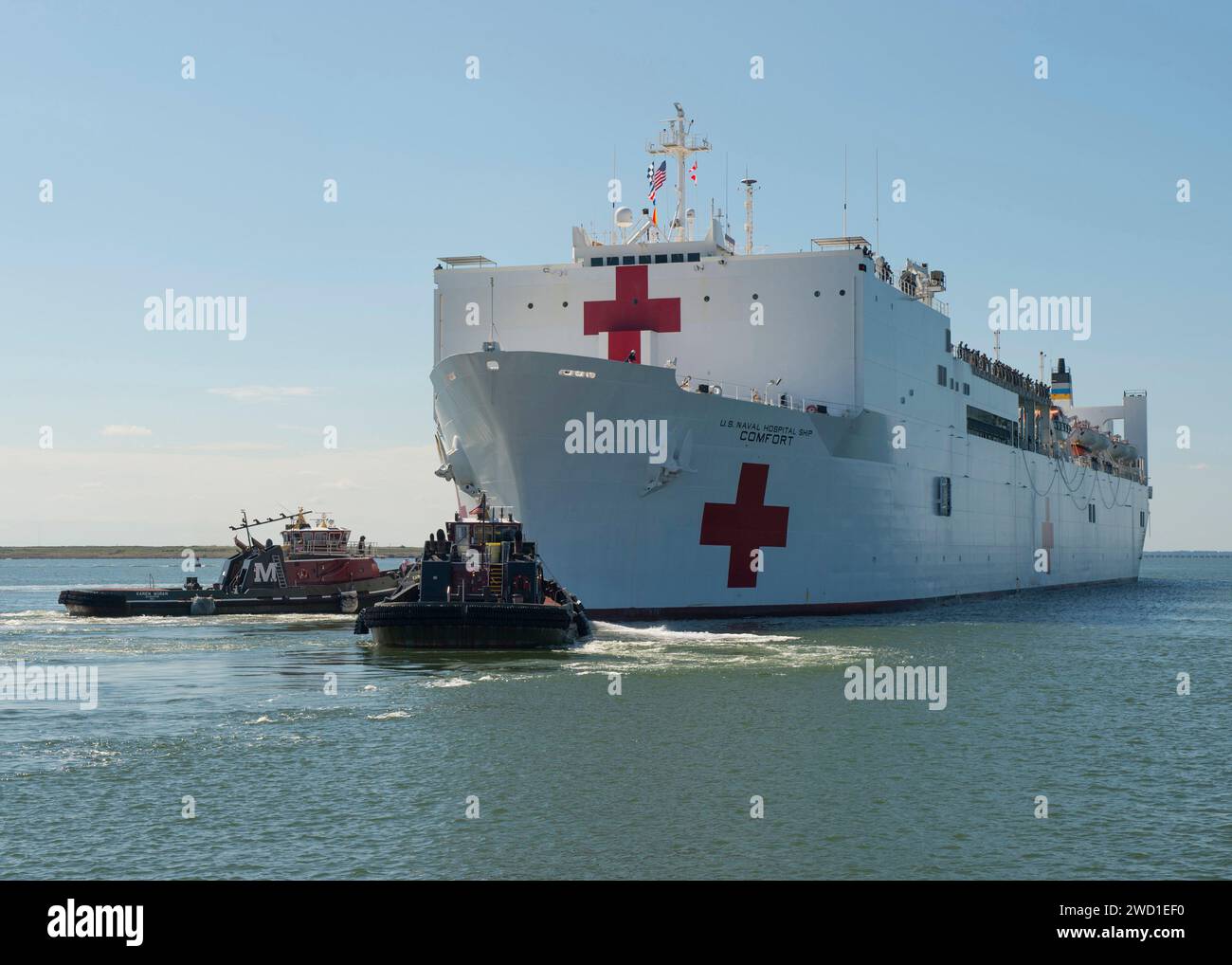 Le navire-hôpital USNS Comfort du Military Sealift Command quitte la base navale de Norfolk, en Virginie. Banque D'Images