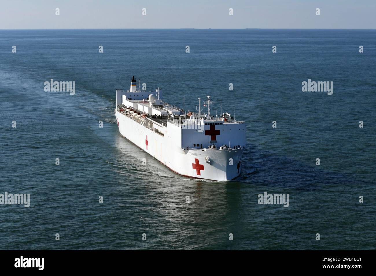 Le navire-hôpital USNS Comfort du Military Sealift Command quitte la base navale de Norfolk, en Virginie. Banque D'Images