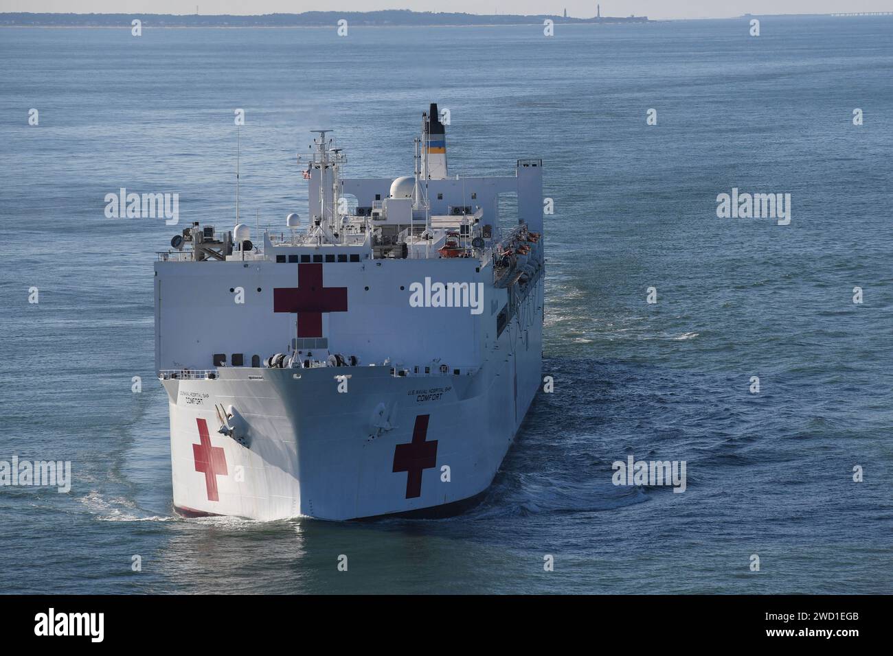 Le navire-hôpital USNS Comfort du Military Sealift Command quitte la base navale de Norfolk, en Virginie. Banque D'Images