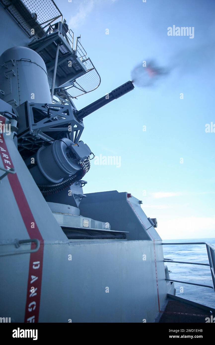 Le porte-avions de classe Nimitz USS Abraham Lincoln tire son système d'armes rapprochées. Banque D'Images