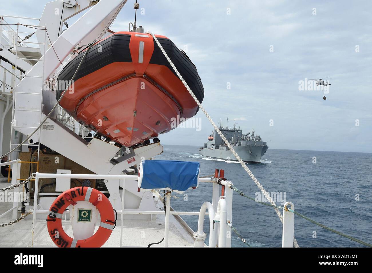 Le navire-hôpital USNS Comfort se prépare pour un réapprovisionnement en cours avec USNS William McLean. Banque D'Images