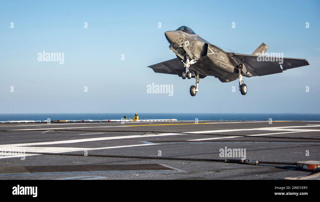 Un F-35C Lightning II se prépare à faire un atterrissage par câble arrêté sur le pont d'envol de l'USS Carl Vinson. Banque D'Images