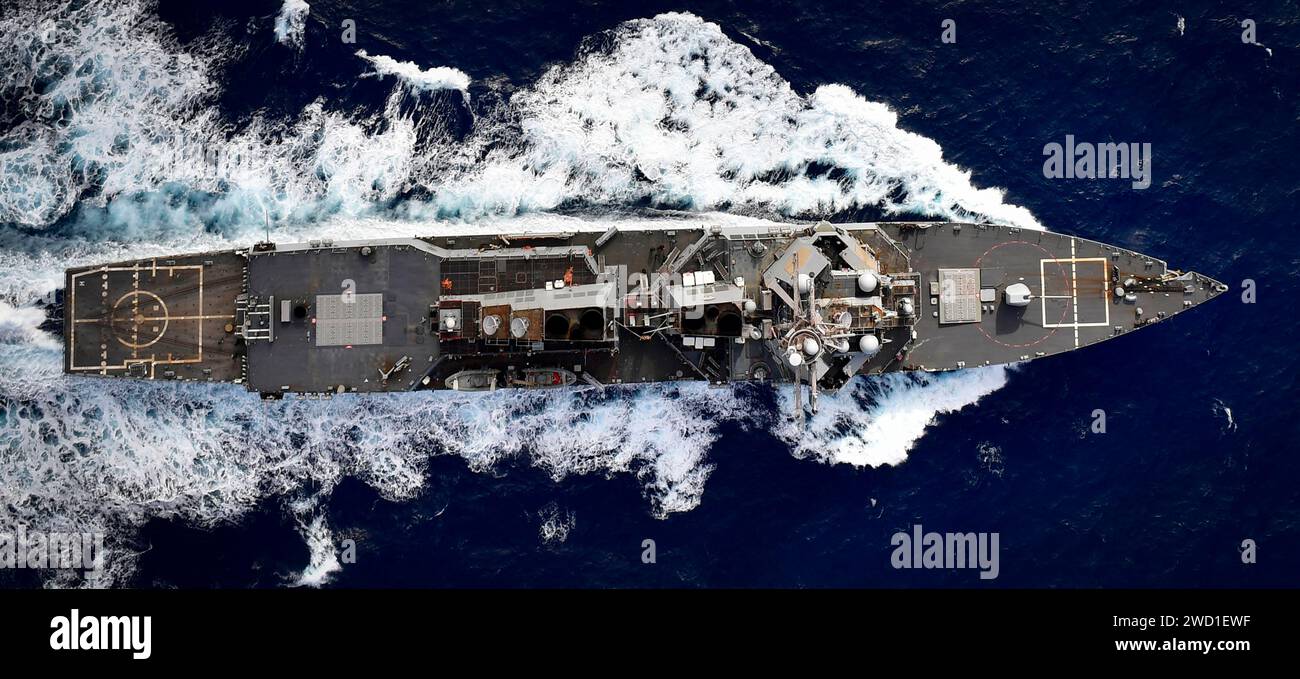 Le destroyer à missiles guidés USS Oscar Austin traverse l'océan Atlantique. Banque D'Images