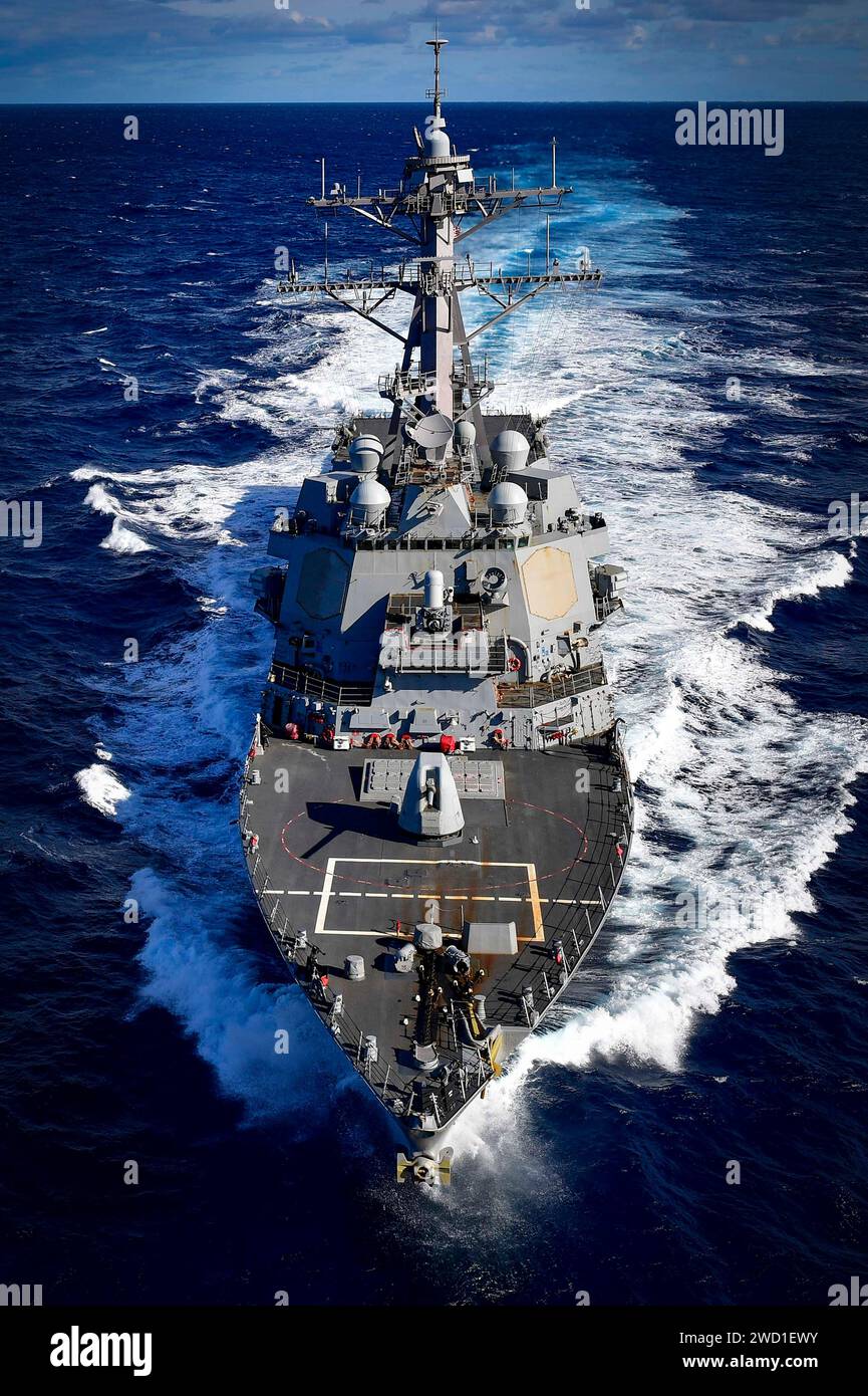Le destroyer à missiles guidés USS Oscar Austin traverse l'océan Atlantique. Banque D'Images