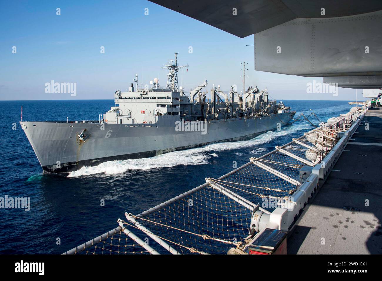 USNS Supply ravitaille le navire d'assaut amphibie USS Iwo Jima dans l'océan Atlantique. Banque D'Images