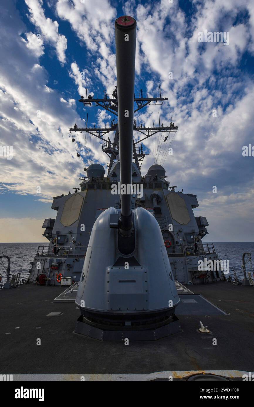 Le destroyer à missiles guidés USS Donald Cook traverse la mer Méditerranée. Banque D'Images