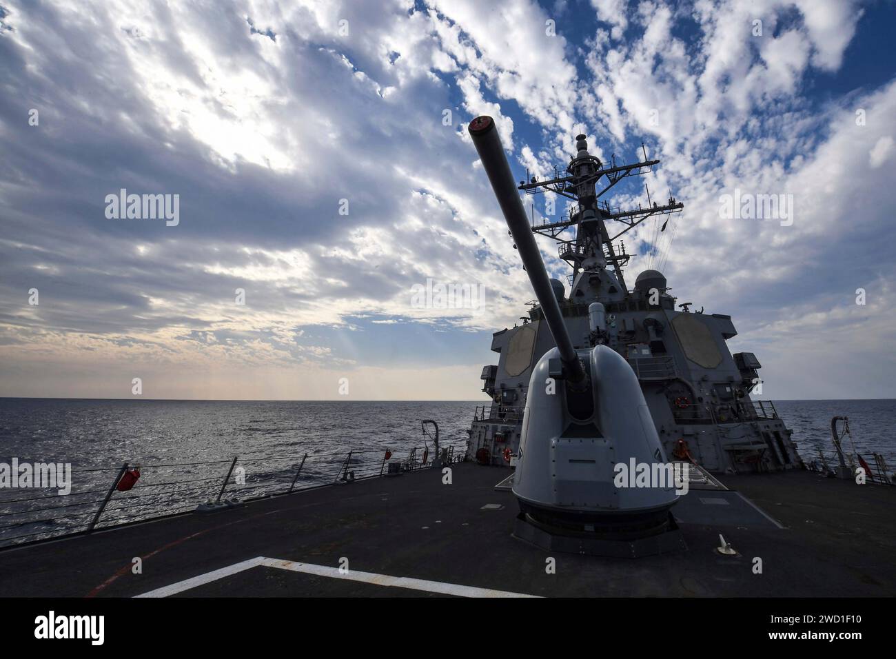 Le destroyer à missiles guidés USS Donald Cook traverse la mer Méditerranée. Banque D'Images