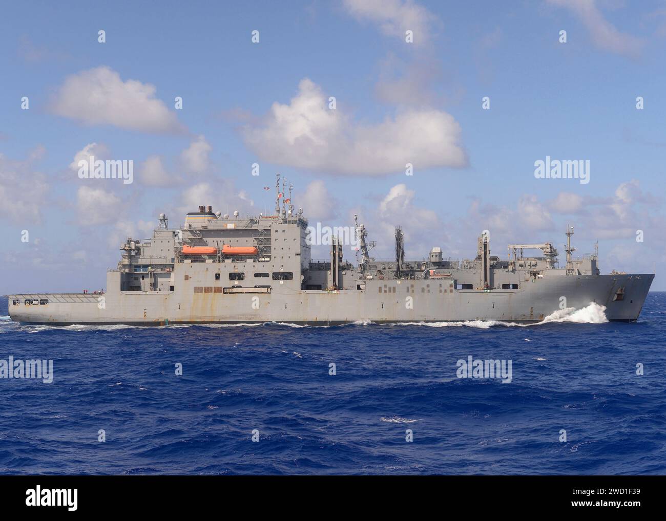 Le navire de cargaison sèche et de munitions USNS Carl Brashear transite dans l'océan Pacifique. Banque D'Images