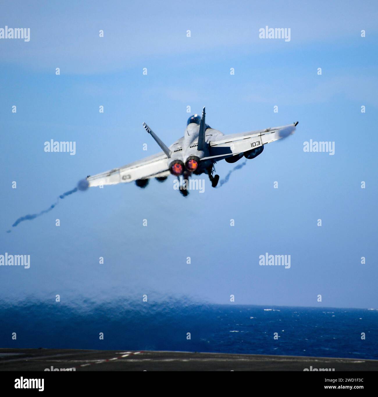 Un F/A-18F Super Hornet est lancé depuis le pont d'envol de l'USS Carl Vinson. Banque D'Images