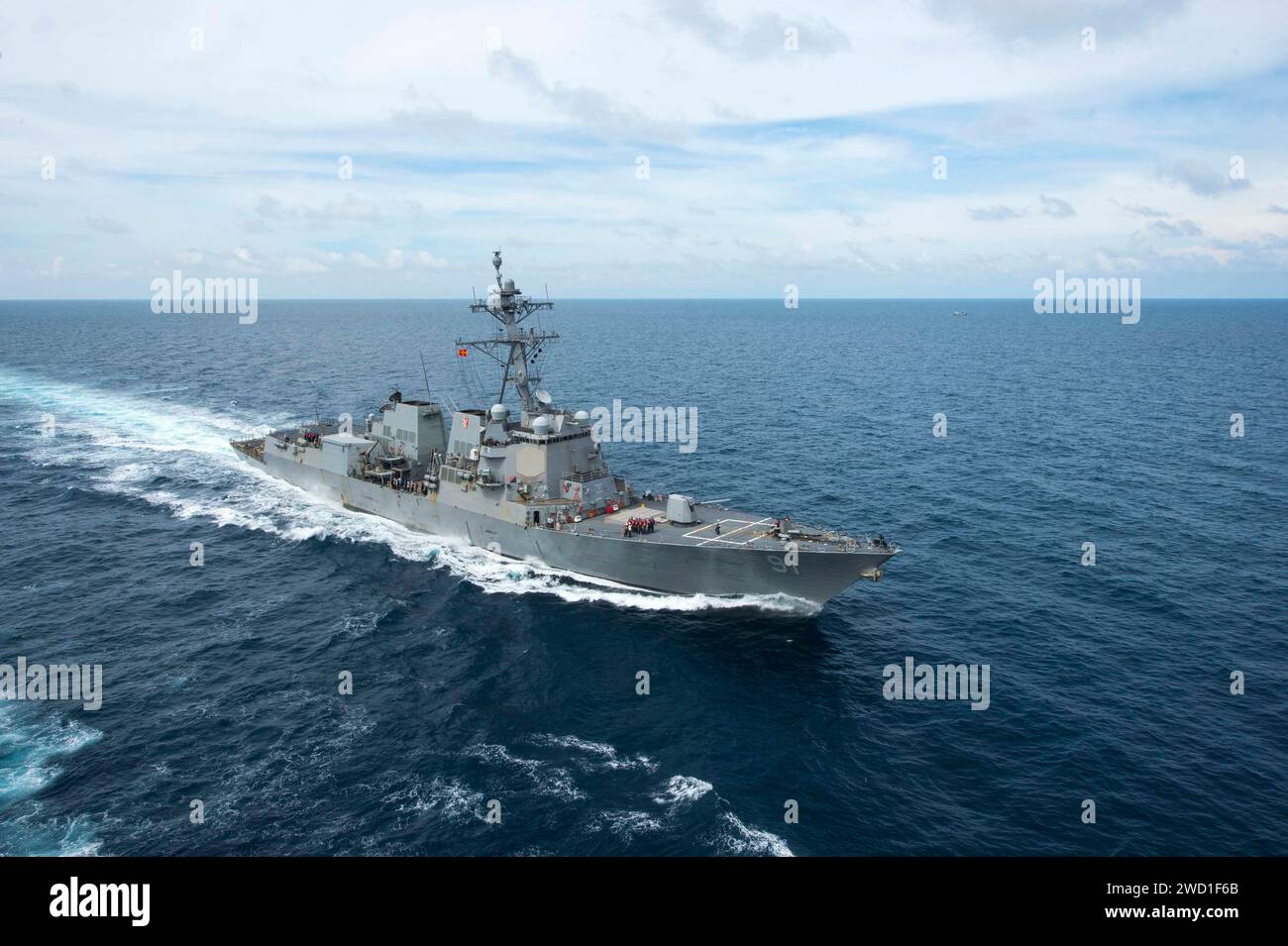 Le destroyer à missiles guidés USS Pinckney transite dans l'océan Pacifique. Banque D'Images