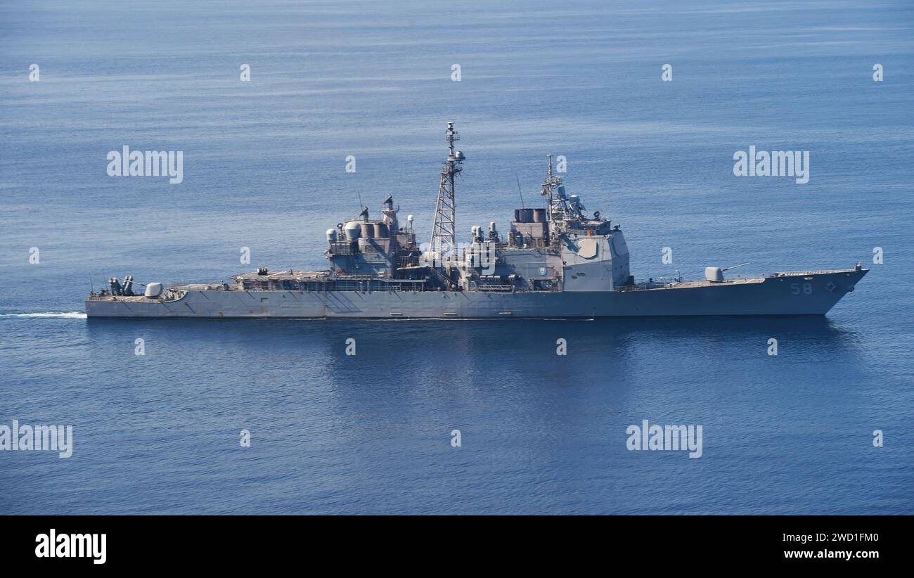 Le croiseur de missiles guidés de classe Ticonderoga USS Philippine Sea transite en mer Méditerranée Banque D'Images