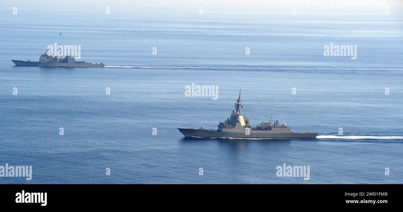 La frégate espagnole Alvaro de Bazan navigue en formation avec l'USS Philippine Sea en Méditerranée. Banque D'Images
