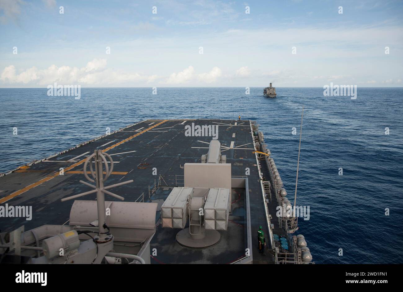 Le navire d'assaut amphibie USS Wasp approche de l'Oiler de réapprovisionnement de la flotte USNS Yukon. Banque D'Images