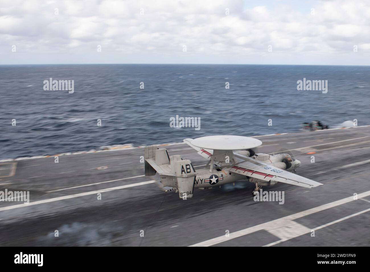 Un E-2C Hawkeye atterrit sur le pont d'envol du porte-avions USS John C. Stennis. Banque D'Images