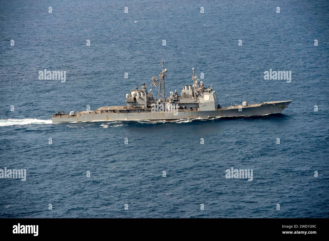 Le croiseur de missiles guidés de classe Ticonderoga USS Monterey transite dans l'océan Atlantique. Banque D'Images