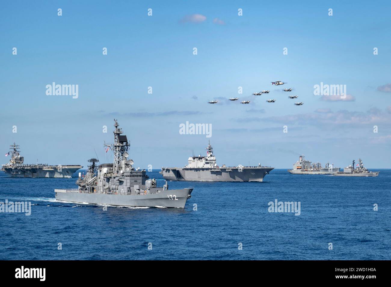 Navires et aéronefs de la marine américaine, de la marine japonaise et de la marine royale canadienne en formation dans la mer des Philippines. Banque D'Images