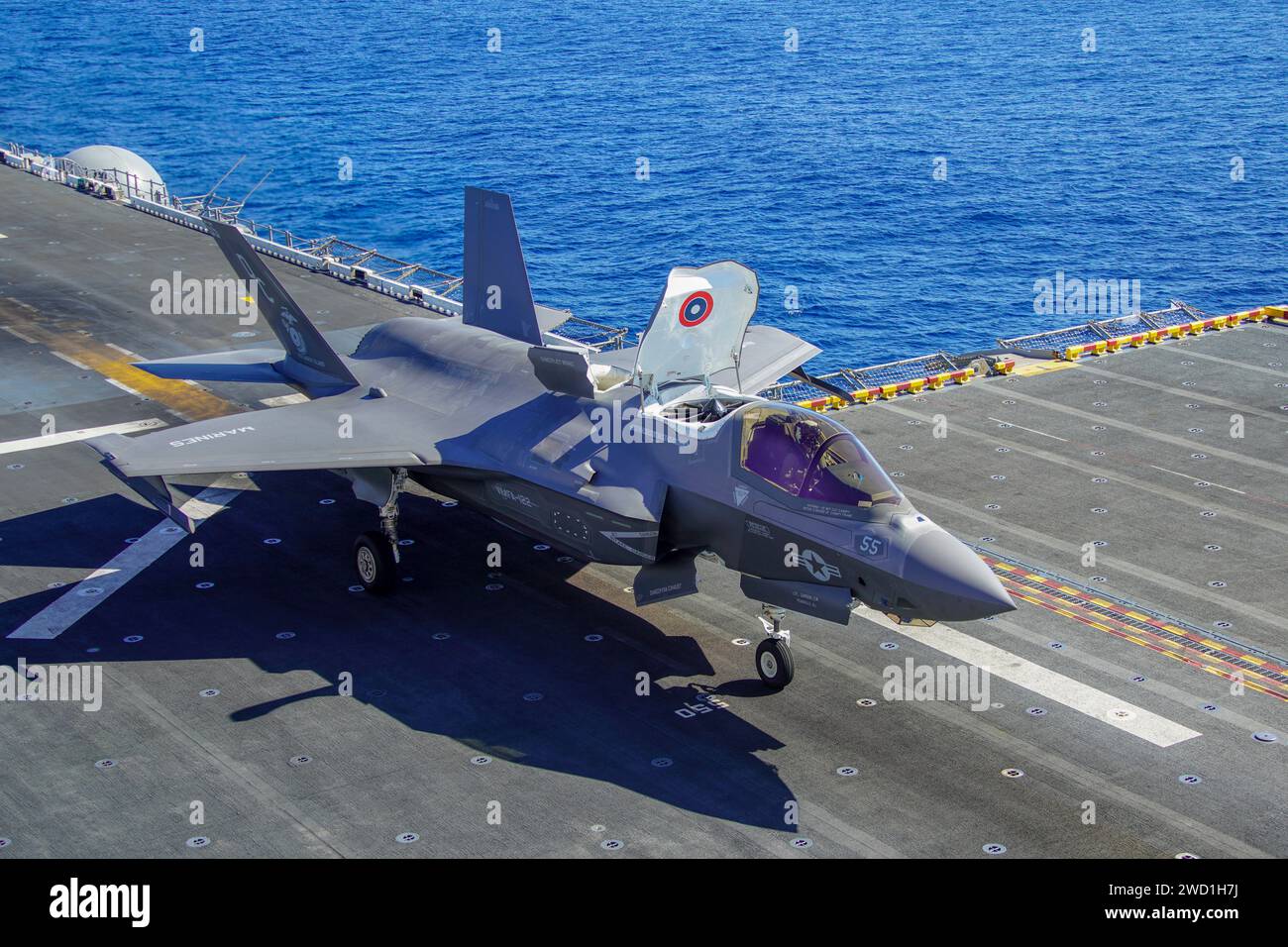 Un F-35B Lightning II du corps des Marines américain se prépare au décollage de l'île de l'USS Makin. Banque D'Images