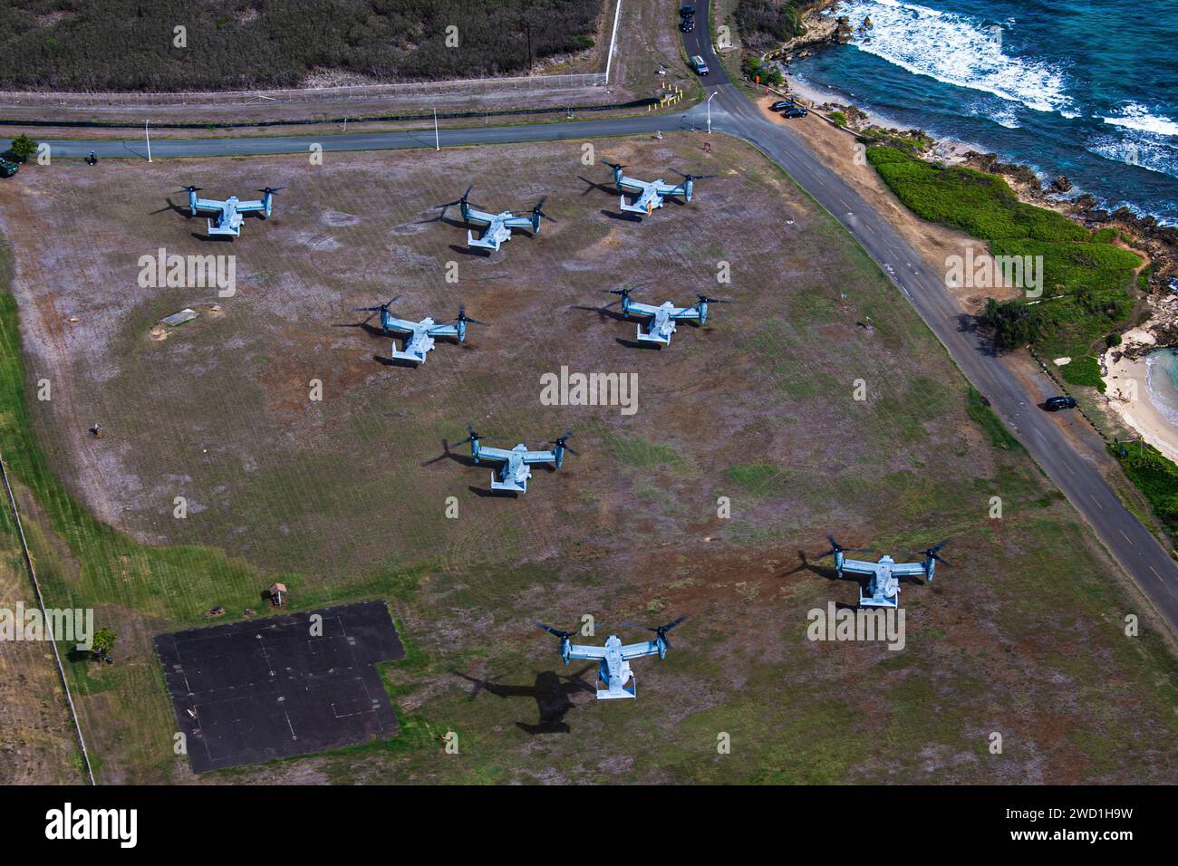 Les Marines américains localisent leur zone d'atterrissage lors d'un exercice de lancement maximal d'avions sur la base du corps des Marines Hawaii. Banque D'Images