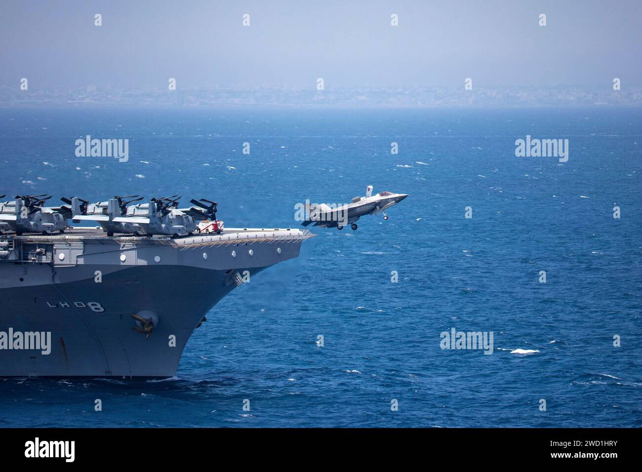 Un F-35B Lightning II du corps des Marines décolle du navire d'assaut amphibie USS Makin Island. Banque D'Images